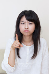 怒った若い女性