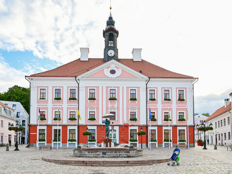 Das Tartuer Rathaus mit "The Kissing Students" Brunnen am Rathausplatz Tartu raekoja plats in der historischen Altstadt mit alten Bauwerken als Sehensw&uuml;rdigkeiten, Tartu, Estland