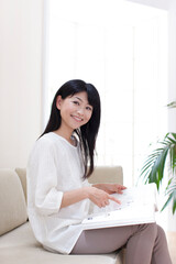 通販カタログを見る若い女性