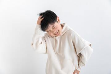 悔しくて頭を抱える子供