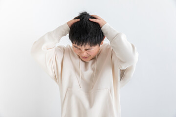 悔しくて頭を抱える子供