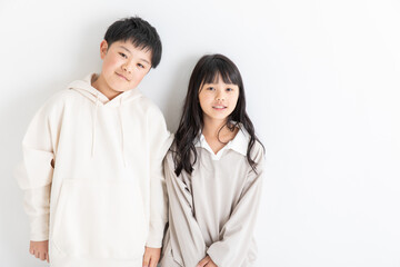 白背景に立つ子供のポートレート
