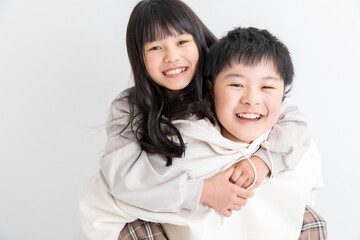 妹をおんぶする兄