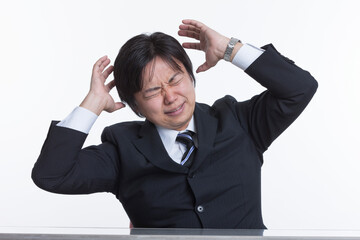 頭を抱える男性