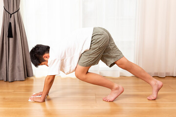 Naklejka premium 雑巾掛けをする男の子