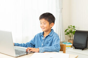 自宅学習をする男の子