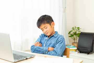 自宅学習をする男の子