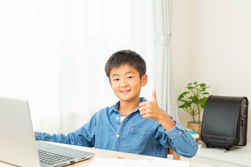 オンライン学習をする男の子