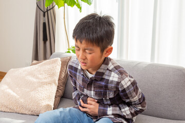 腹痛に苦しむ男の子