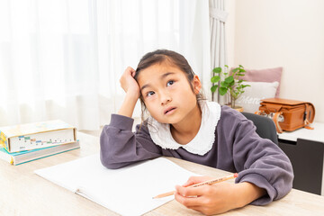 部屋で勉強をする女の子