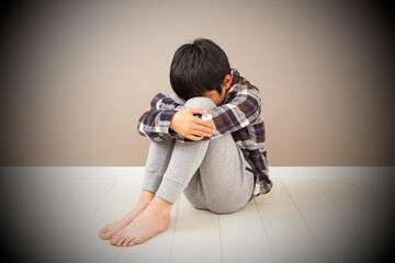 部屋で落ち込む男の子