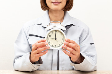 時計を持つ女性