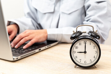 パソコン作業と時計