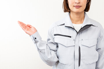 作業服を着た女性