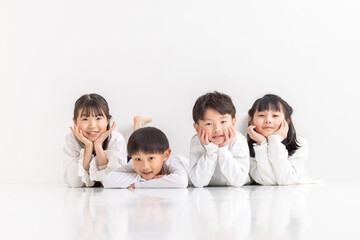 並んで頬杖する子ども child resting on chin