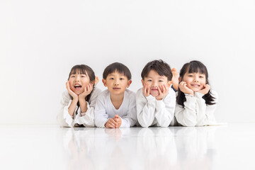 並んで頬杖する子ども　child resting on chin