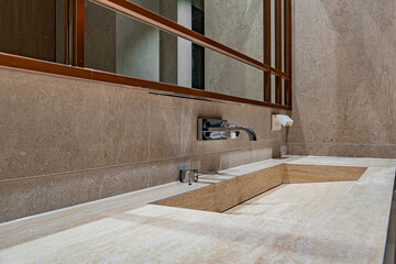 The wooden interior with red color has a slightly old feel, but it is a design that does not get old