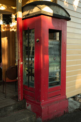 Obraz premium Old Red telephone box outside a hotel in Queensland Australia.