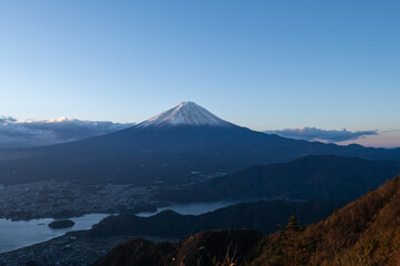 夜明けを迎える新道峠から眺める美しい富士山