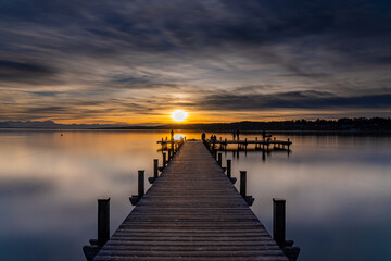 Fototapeta premium Sonnenuntergang am Badesteg in Percha am Starnberger See