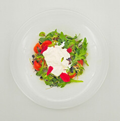 Gemischter salat mit Burrata