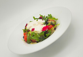 Gemischter salat mit Burrata
