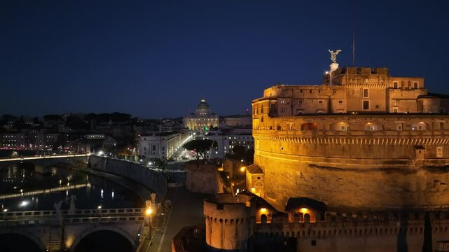 Castel Sant'Angelo e la Basilica di San Pietro alle prime luci dell'alba. Roma, Italia.
Vista Aerea panoramica del castello e della cupola di San Pietro in Vaticano.