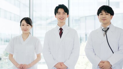笑顔で立つ医師と看護師