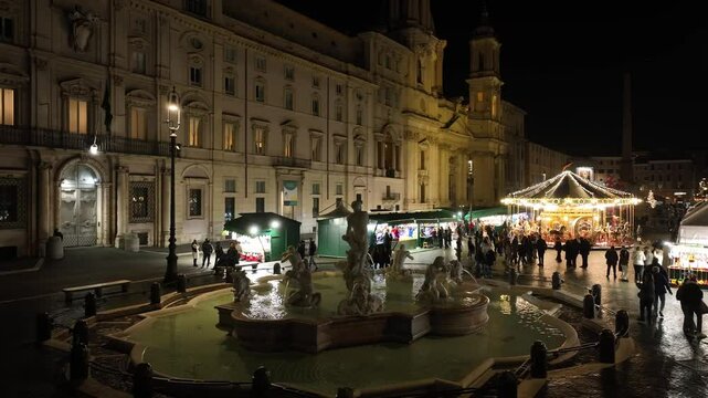 La giostra di Piazza Navona, icona del natale e dell'epifania a Roma, Italia. 
Vista aerea delle bancarelle e dalla giostra di piazza Navona allestita a natale 2024. 