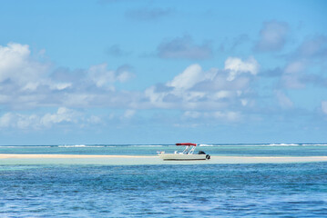 &Icirc;le Plate (Flat Island) sandbank is a picturesque island in the Indian Ocean, located off the northern coast of Mauritius.