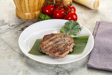 Grilled tuna medallion in the plate