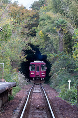 駅から出ていくディーゼルカー