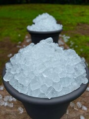 Cubos de hielo en el campo