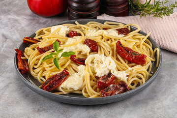 Italian spaghetti with stracciatella and tomato