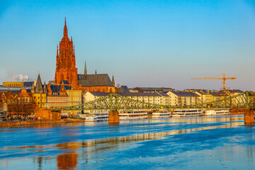 Obraz premium cityview of Frankfurt with river main
