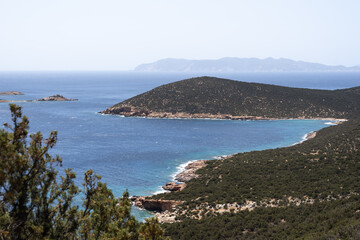 Fototapeta premium Randonnée sur l'île de Sifnos vers la plage de Fikiada, Grèce