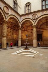 Obraz premium Fontaine au centre d'une cours intérieur d'un palais florentin