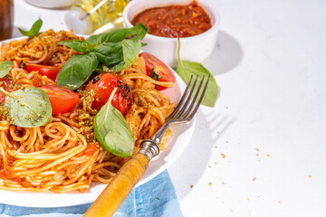 Spaghetti pasta with grilled tomatoes