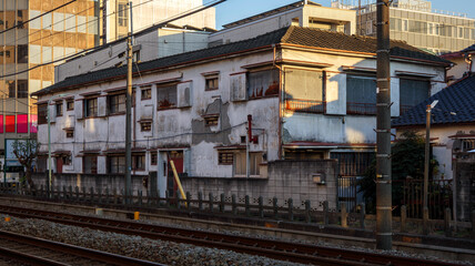 線路際の古いアパート