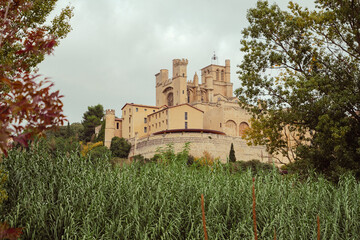 Cath&eacute;drale de B&eacute;ziers au milieu de la v&eacute;g&eacute;tation