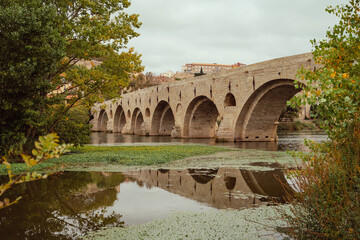 Pont en pierre enjambant un fleuve