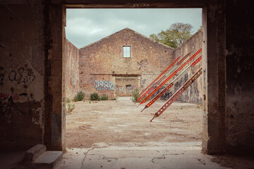 Ruine d'un ancien int&eacute;rieur entrep&ocirc;t