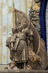 Obraz premium VDNKh is a permanent trade fair with pavilions of all countries that were part of the USSR and an amusement park. Statues of workers on the building of Ukraine. Moscow, Russia.