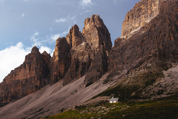 Maison dans la vallée des Dolomites, avec des montagnes imposantes en arrière-plan