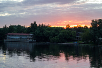 Obraz premium Red sunset over the Moscow river