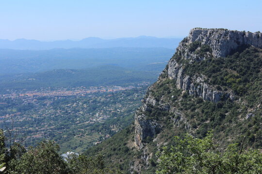 Hauteur de la c&ocirc;te d'Azur, Provence, massif montagneux du Baou de la Gaude en randonn&eacute;e au soleil de pr&egrave;s avec village pittoresque en fond