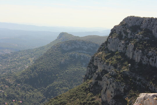 Hauteur de la c&ocirc;te d'Azur, Provence, massif montagneux du Baou de la Gaude en randonn&eacute;e au soleil de pr&egrave;s
