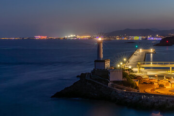 Obraz premium Der Leuchtturm Far de Botafoc am Ibiza Hafen bei Sonnenuntergang