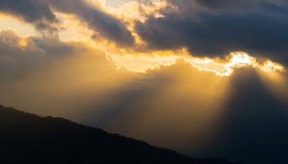 구름이 걷히며 어두운 하늘 사이로 환하게 비치는 황금빛 태양