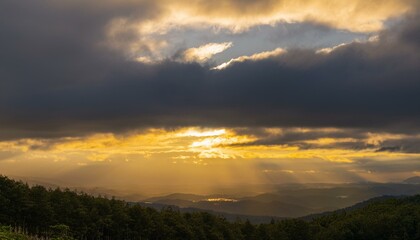 Obraz premium 구름이 걷히며 어두운 하늘 사이로 환하게 비치는 황금빛 태양